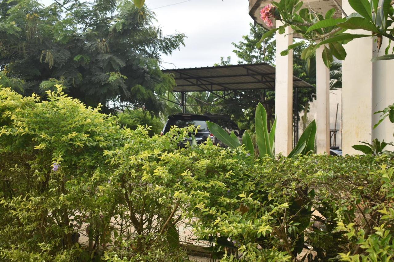 Four-G Home Stay & Komodo Tour Labuan Bajo Exterior foto